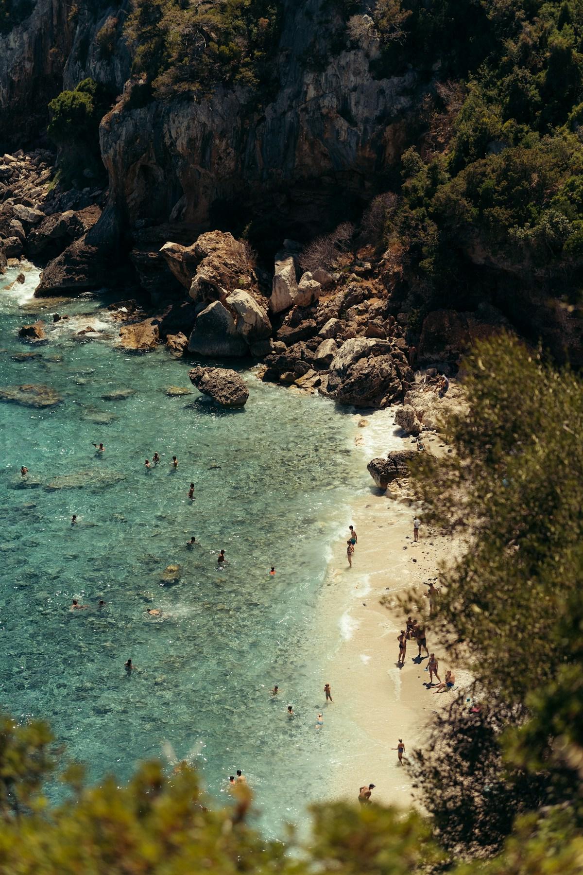 Paesaggio costiero italiano con acqua turchese, fotografia illustrativa